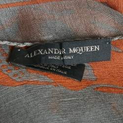 مملوكة مسبقًا Alexander McQueen Grey/Orange Skull Print Silk Scarf