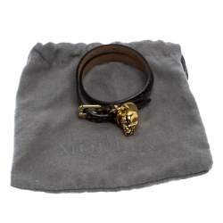 مملوكة مسبقًا سوار أليكساندر ماكوين جلد ثعبان ذهبي اللون جمجمة مزينة ملتف