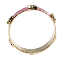 مملوكة مسبقًا Alexander McQueen Pink Enamel Skull Gold Tone Bangle Bracelet