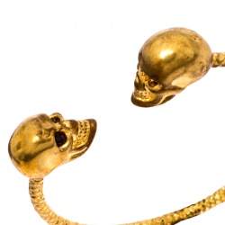 Pre Owned Alexander McQueen Crystal Twin Skull Textured Gold Tone Open Cuff Bracelet 