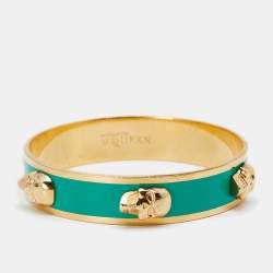 Pre Owned سوار أليكساندر ماكوين معدن ذهبي اللون وراتنج أخضر مزين جماجم ثلاثية الأبعاد 