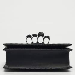 مملوكة مسبقًا Alexander McQueen Black Quilted Patent Leather Four Ring Skull Shoulder Bag