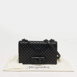 مملوكة مسبقًا Alexander McQueen Black Quilted Patent Leather Four Ring Skull Shoulder Bag