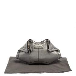 مملوكة مسبقًا Alexander McQueen Metallic Silver Leather Small De Manta Clutch