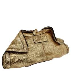 مملوكة مسبقًا Alexander McQueen Gold Metallic Leather Medium De Manta Clutch