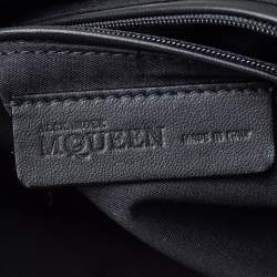 Pre Owned حقيبة كلتش أليكساندر ماكوين دي مانتا متوسطة جلد وساتان مطبوع أبيض وأزرق