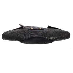 مملوكة مسبقًا Alexander McQueen Black Embroidered Leather Medium De Manta Clutch