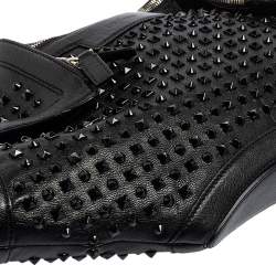 مملوكة مسبقًا Alexander McQueen Black Leather Medium De Manta Studded Clutch