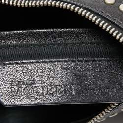 مملوكة مسبقًا Alexander McQueen Black Leather Medium Studded De Manta Clutch