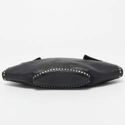 مملوكة مسبقًا Alexander McQueen Black Leather Medium Studded De Manta Clutch
