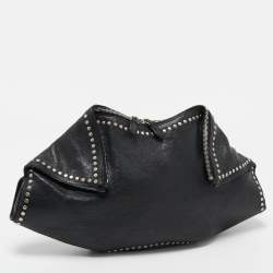 مملوكة مسبقًا Alexander McQueen Black Leather Medium Studded De Manta Clutch