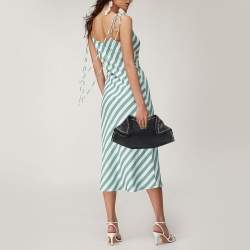 مملوكة مسبقًا Alexander McQueen Black Leather Medium Studded De Manta Clutch