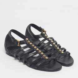 مملوكة مسبقًا صندل ألكسندر ماكوين مسطح مرصع جلد أسود مقاس 38