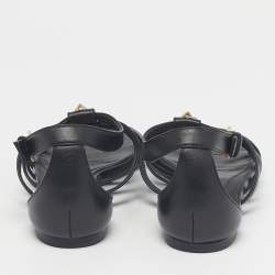 مملوكة مسبقًا صندل ألكسندر ماكوين مسطح مرصع جلد أسود مقاس 38