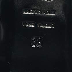 مملوكة مسبقًا صندل ألكسندر ماكوين مسطح مرصع جلد أسود مقاس 38