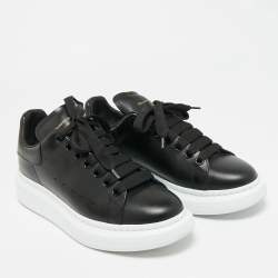 مملوكة مسبقًا Alexander McQueen Oversized Size 39 Black Leather Low Top Sneakers