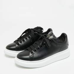 مملوكة مسبقًا Alexander McQueen Oversized Size 39 Black Leather Low Top Sneakers