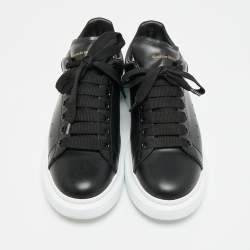 مملوكة مسبقًا Alexander McQueen Oversized Size 39 Black Leather Low Top Sneakers