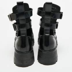 مملوكة مسبقًا حذاء بوت كاحل أليكساندر ماكوين جلد أسود مزين بإبزيم مقاس 37.5