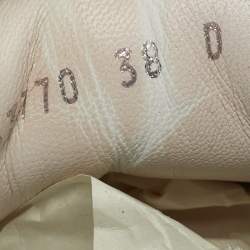 مملوكة مسبقًا حذاء رياضي ألكسندر ماكوين جلدي أبيض/وردي سويدي لاري مقاس 35