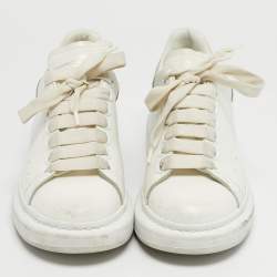 مملوكة مسبقًا حذاء رياضي ألكسندر ماكوين جلدي أبيض/وردي سويدي لاري مقاس 35