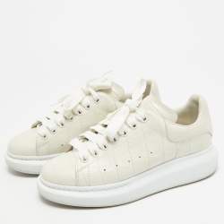 مملوكة مسبقًا Alexander McQueen Oversized Size 37.5 Cream Croc Embossed Leather Low Top Sneakers