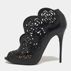 مملوكة مسبقًا Alexander McQueen Size 38 Black Floral Laser Cut Leather Peep Toe Booties
