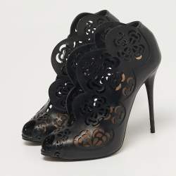 مملوكة مسبقًا Alexander McQueen Size 38 Black Floral Laser Cut Leather Peep Toe Booties