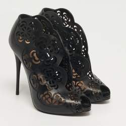مملوكة مسبقًا Alexander McQueen Size 38 Black Floral Laser Cut Leather Peep Toe Booties