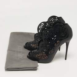 مملوكة مسبقًا Alexander McQueen Size 38 Black Floral Laser Cut Leather Peep Toe Booties