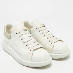 مملوكة مسبقًا حذاء رياضي أليكساندر ماكوين أبيض/أزرق جلد وزخرف كبير الحجم مقاس 40