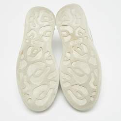 مملوكة مسبقًا حذاء رياضي أليكساندر ماكوين أبيض/أزرق جلد وزخرف كبير الحجم مقاس 40