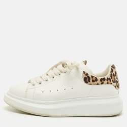 مملوكة مسبقًا Alexander McQueen Oversized Size 37 White Leather and Suede Lace Up Sneakers