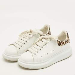 مملوكة مسبقًا Alexander McQueen Oversized Size 37 White Leather and Suede Lace Up Sneakers