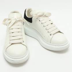 Pre Owned حذاء رياضي ألكسندر ماكوين سويدي وجلد أبيض/رمادي كبير الحجم مقاس 37