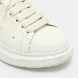 Pre Owned حذاء رياضي ألكسندر ماكوين سويدي وجلد أبيض/رمادي كبير الحجم مقاس 37