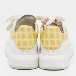 مملوكة مسبقًا حذاء رياضي أليكساندر ماكوين جلد نقشة التمساح وجلد أبيض نمط كبير مقاس 39