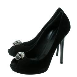 Pre Owned Alexander McQueen Black Suede Crystal Embellished Skull Peep Toe Pumps 40