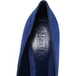 Pre Owned Alexander McQueen Blue Suede Crystal Embellished Skull Peep Toe Platform Pumps Size 38