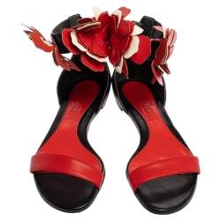 مملوكة مسبقًا صندل أليكساندر ماكوين فلات ملتف حول الكاحل تفاصيل زهور جلد أسود / أحمر مقاس 38