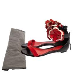 مملوكة مسبقًا صندل أليكساندر ماكوين فلات ملتف حول الكاحل تفاصيل زهور جلد أسود / أحمر مقاس 38