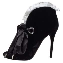 Pre Owned بوت للكاحل أليكساندر ماكوين قطيفة وقماش أبيض/أسود بطيات وفيونكة مقاس 38