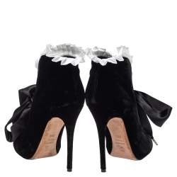 Pre Owned بوت للكاحل أليكساندر ماكوين قطيفة وقماش أبيض/أسود بطيات وفيونكة مقاس 38