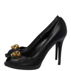 مملوكة مسبقًا حذاء كعب عالي أليكساندر ماكوين مزين جمجمة مزخرفة كريستال مقدمة مفتوحة جلد أسود مقاس 40