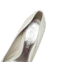 مملوكة مسبقًا Alexander McQueen Python Skull Studded Peep Toe Platform Pumps Size 38 