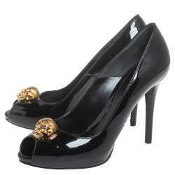 Pre Owned حذاء كعب عالي أليكساندر ماكوين مزين جمجمة مزخرفة كريستال مقدمة مفتوحة جلد لامع أسود مقاس 38