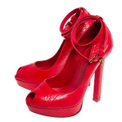 Pre Owned صندل أليكساندر ماكوين جلد ثعبان أحمر بنعل سميك ومقدمة مفتوحة وحزام كاحل مقاس 36