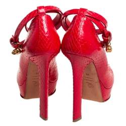 Pre Owned صندل أليكساندر ماكوين جلد ثعبان أحمر بنعل سميك ومقدمة مفتوحة وحزام كاحل مقاس 36