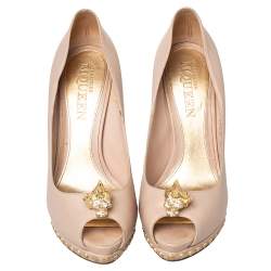 مملوكة مسبقًا Alexander McQueen Beige Leather Skull Embellished Peep Toe Platform Pumps Size 41