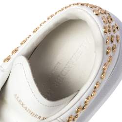 مملوكة مسبقًا حذاء رياضي أليكساندر ماكوين جلد أبيض مرصع نمط كبير مقاس أوروبي 35